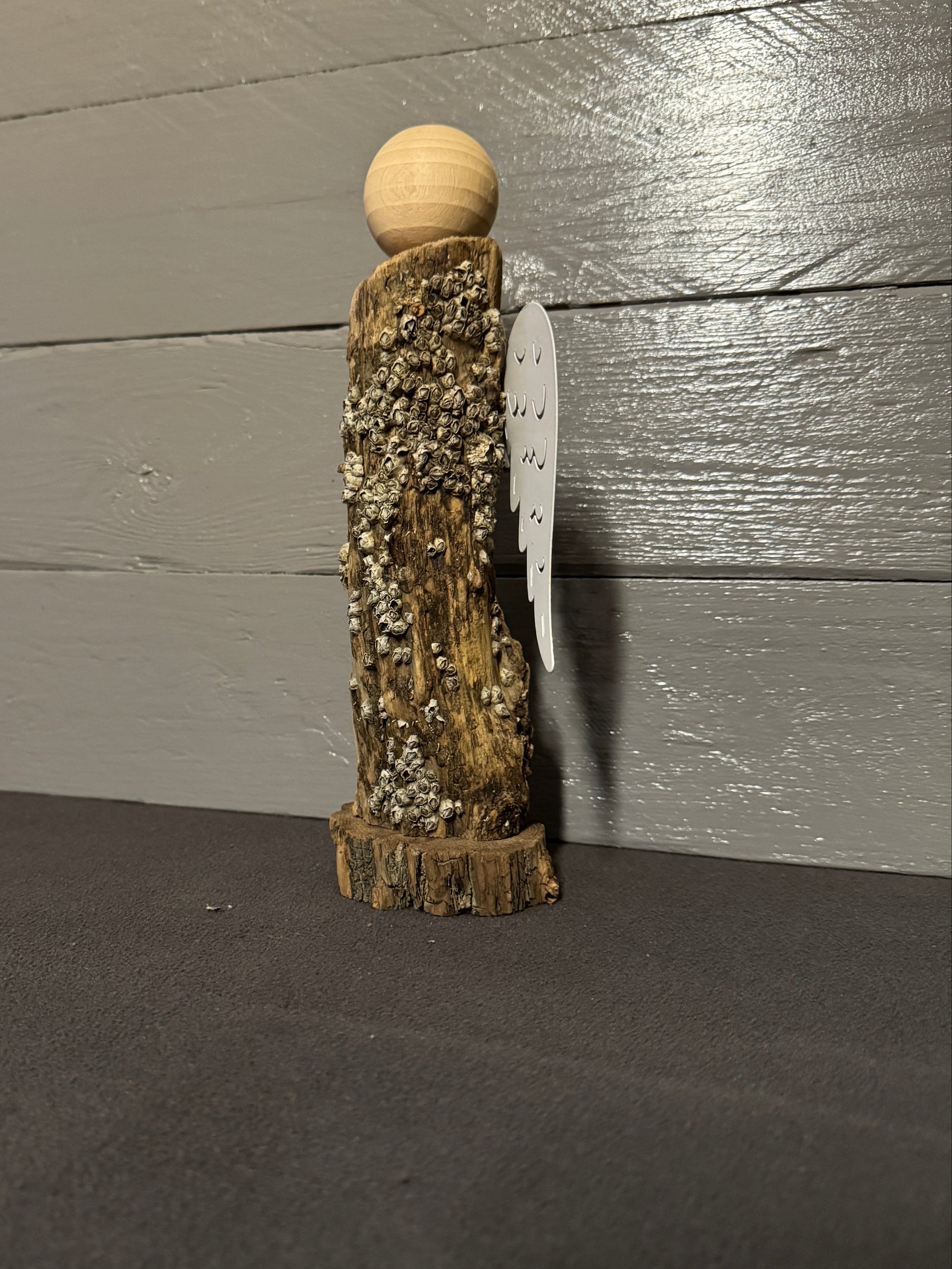 Seitenansicht von Engel Seraphiel aus naturbelassenem Treibholz – handgefertigte Holzfigur aus Schleswig-Holstein