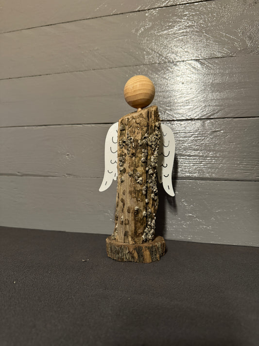 Handgefertigter Engel Seraphiel aus Treibholz von der Nordsee bei Büsum mit weißen Flügeln