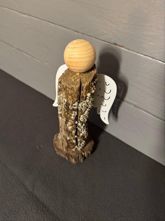 Detailansicht der weißen Metallflügel von Engel Seraphiel