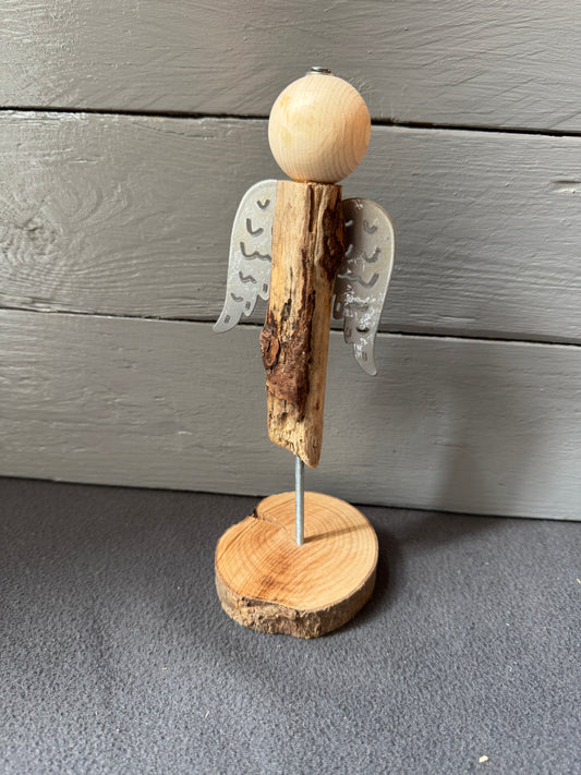 Handgefertigter Engel Soliel aus Treibholz mit silbernen Flügeln