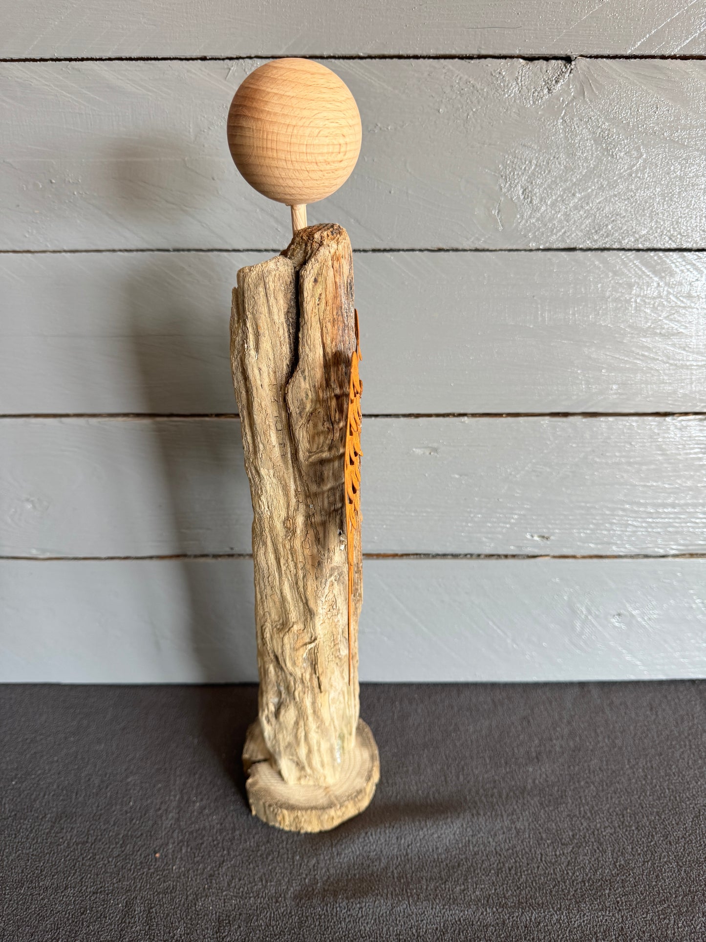 Seitliche Ansicht Treibholz Engel mit natürlicher Struktur