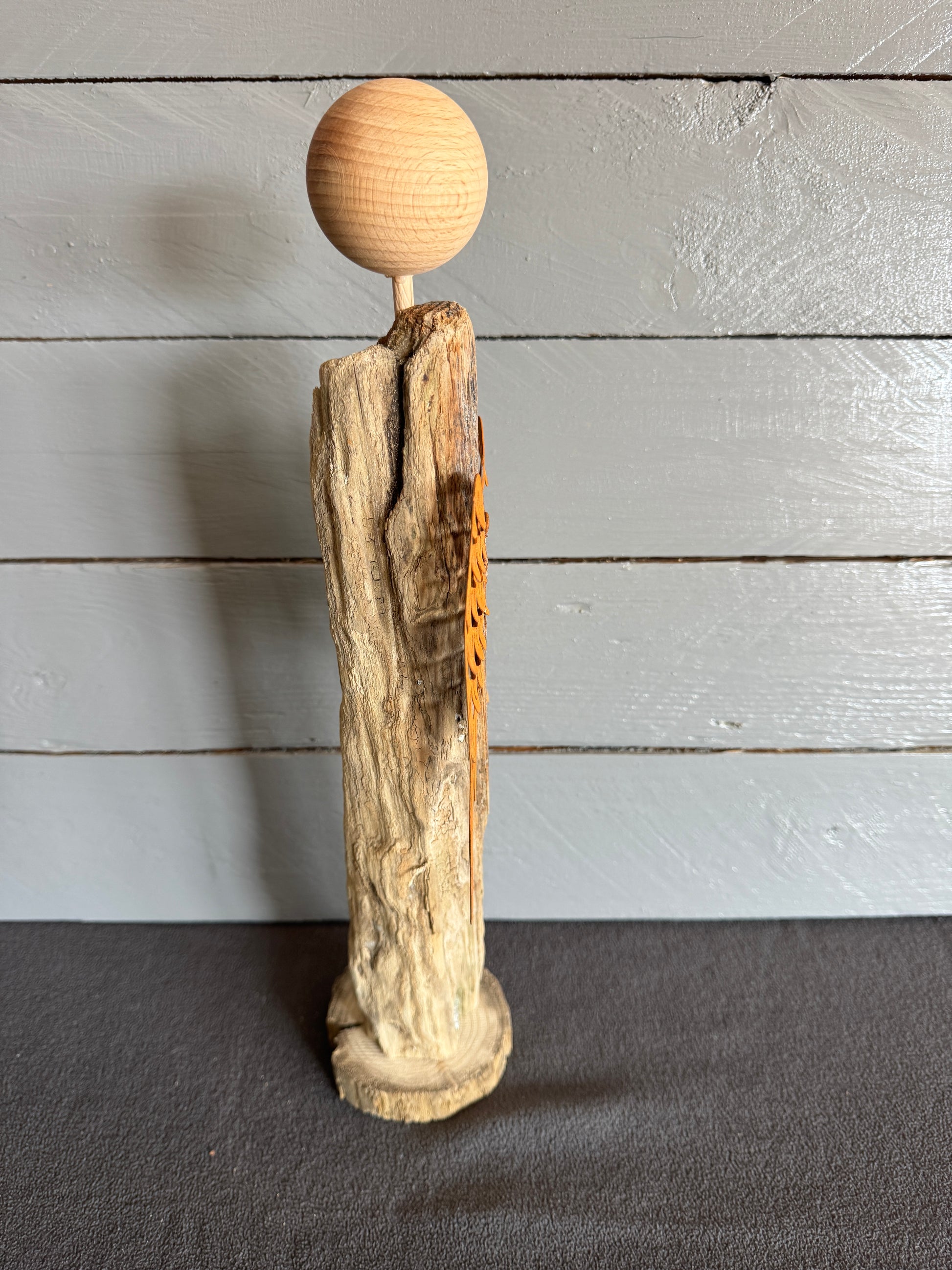 Seitliche Ansicht Treibholz Engel mit natürlicher Struktur