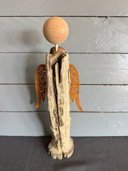 Engel Thamiel aus Treibholz von vorne mit Metallflügeln