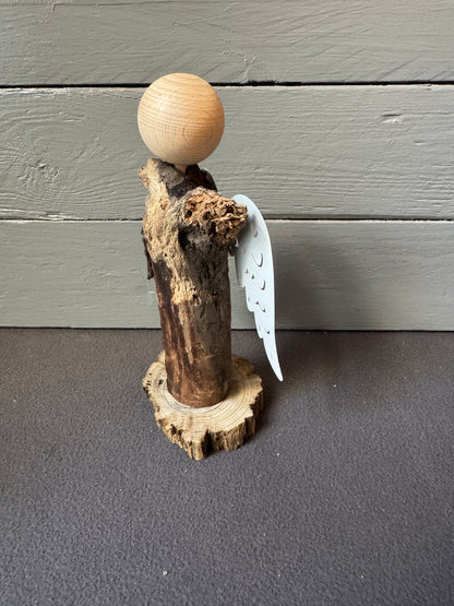 Engel Uriel aus Treibholz als spirituelle Dekoration im Wohnraum