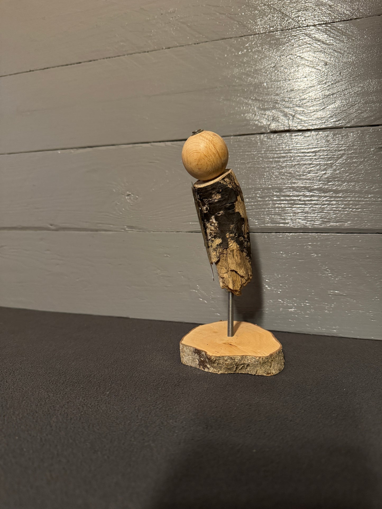 Baumscheiben-Fuß von Engel Uzziel als Symbol für Wachstum und Erdung