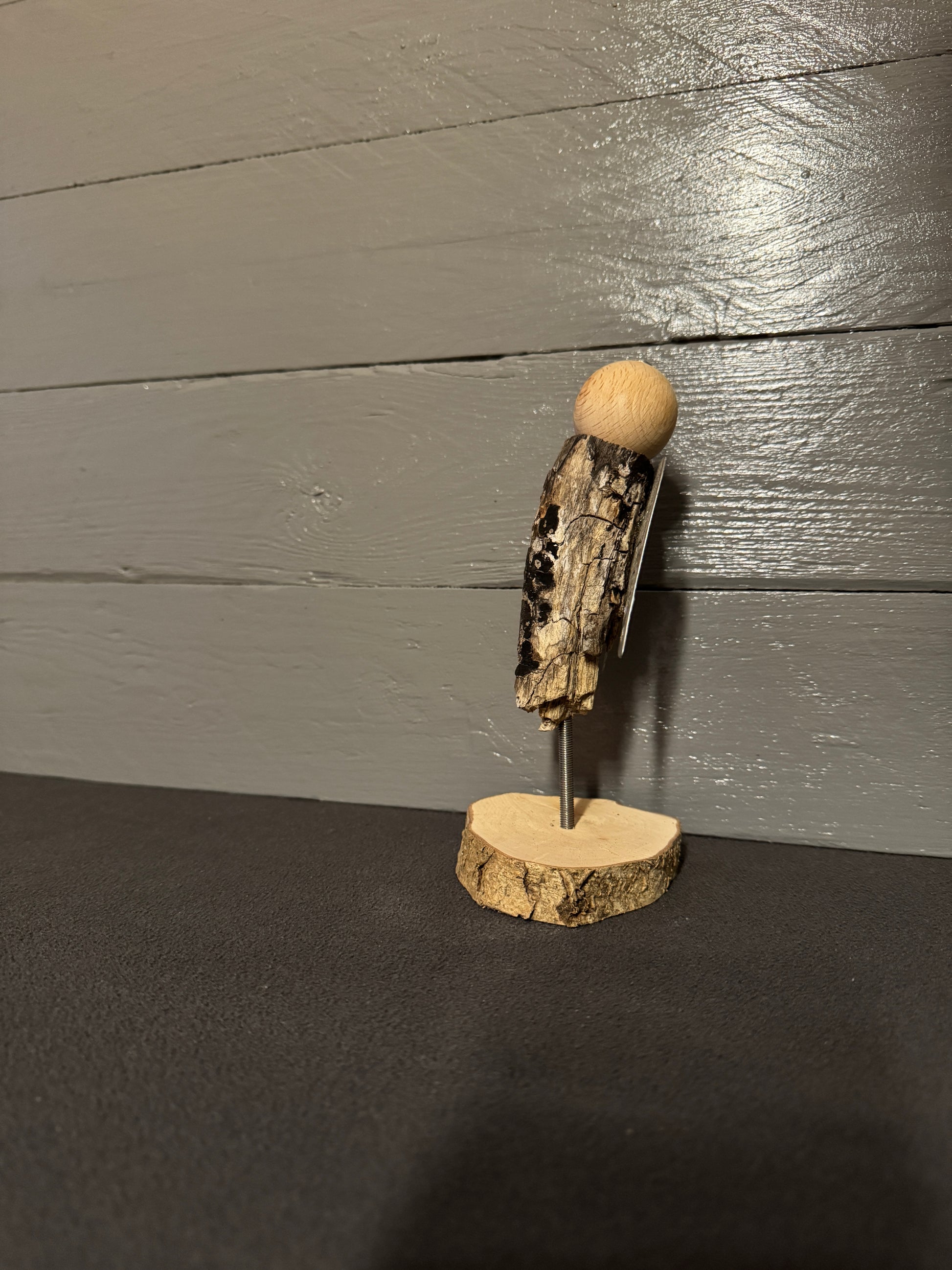 Detailansicht der silberfarbenen Metallflügel von Engel Uzziel