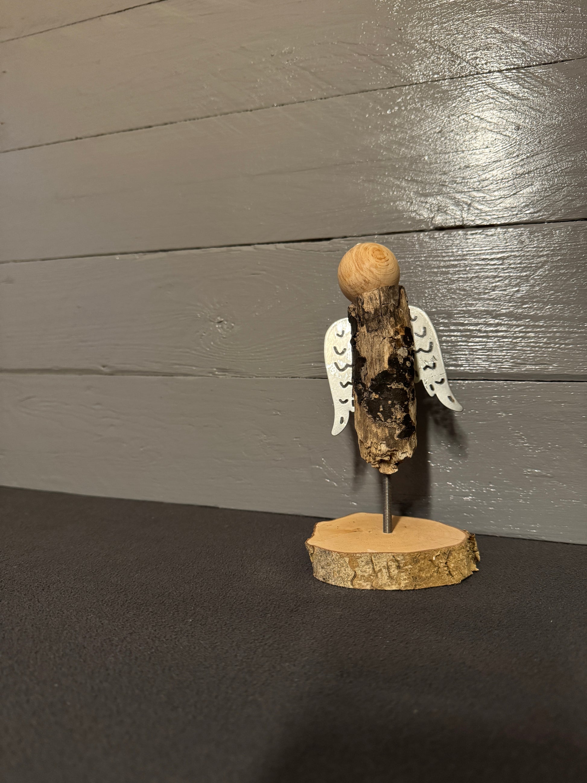 Handgefertigter Engel Uzziel aus Treibholz aus Schleswig-Holstein mit silbernen Flügeln