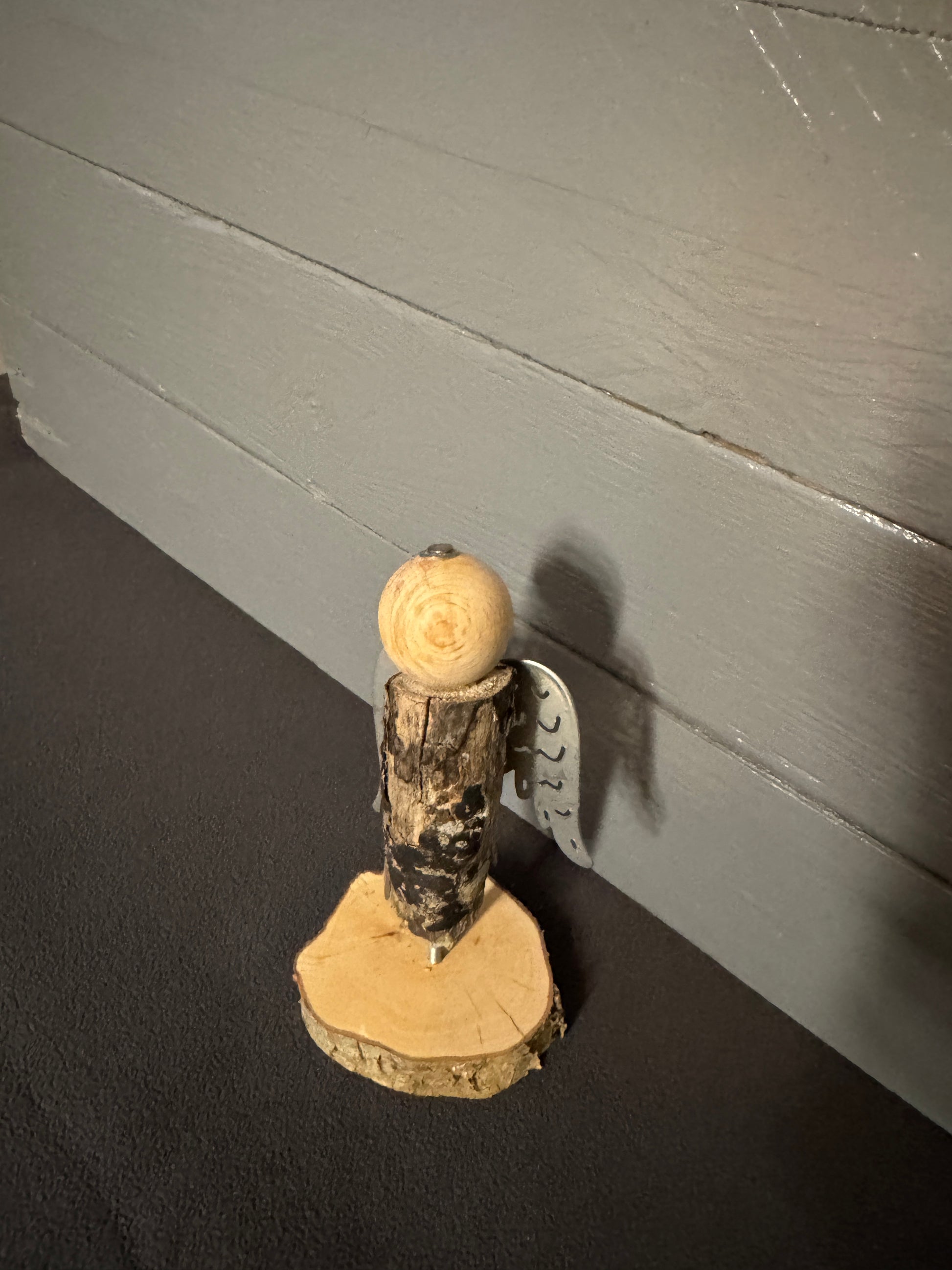 Engel Uzziel aus Treibholz als spirituelle Wohnraumdekoration