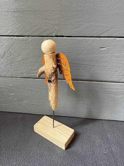 Detailansicht der rostfarbenen Metallflügel von Engel Zadkiel