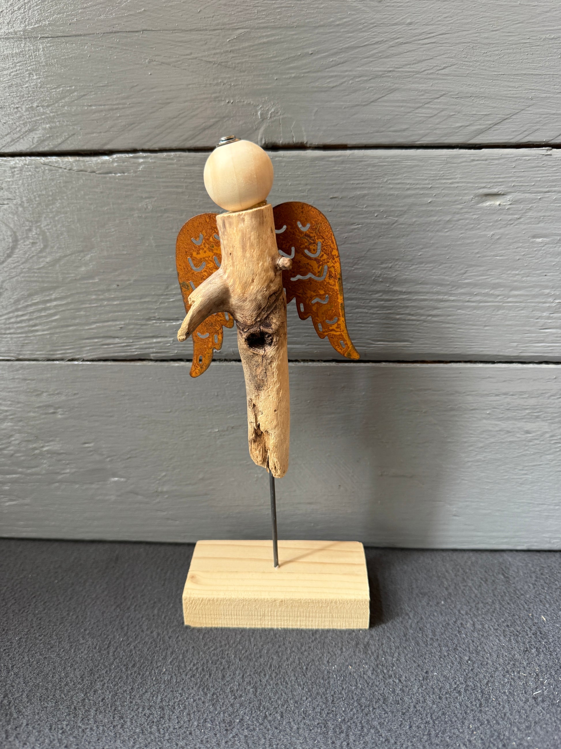 Handgefertigter Engel Zadkiel aus Treibholz mit rostfarbenen Flügeln