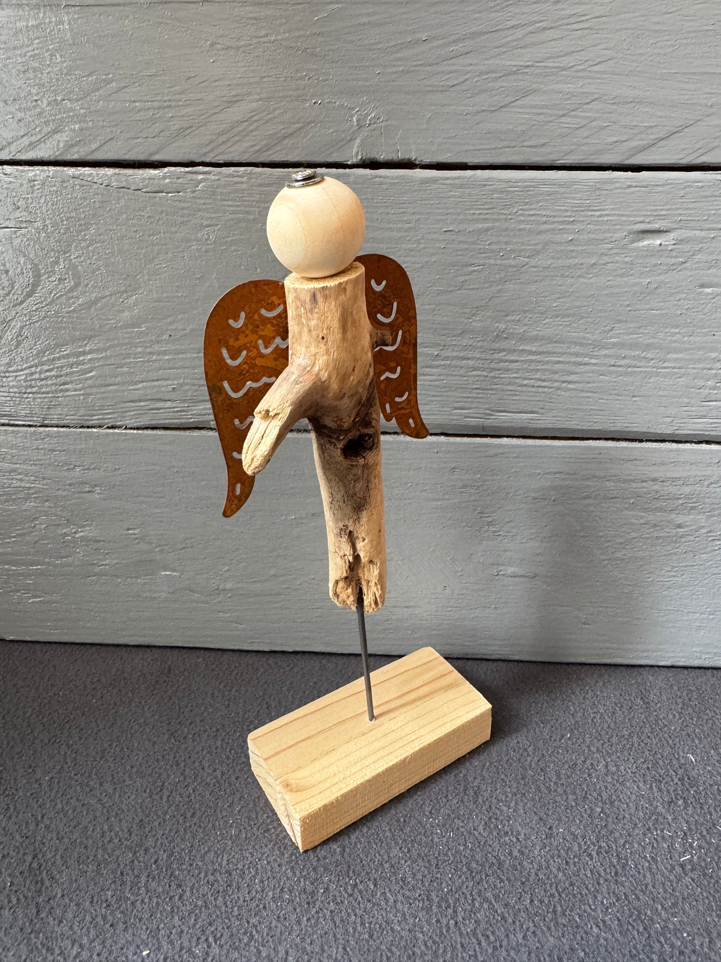 Engel Zadkiel aus Treibholz als spirituelle Wohnraumdekoration