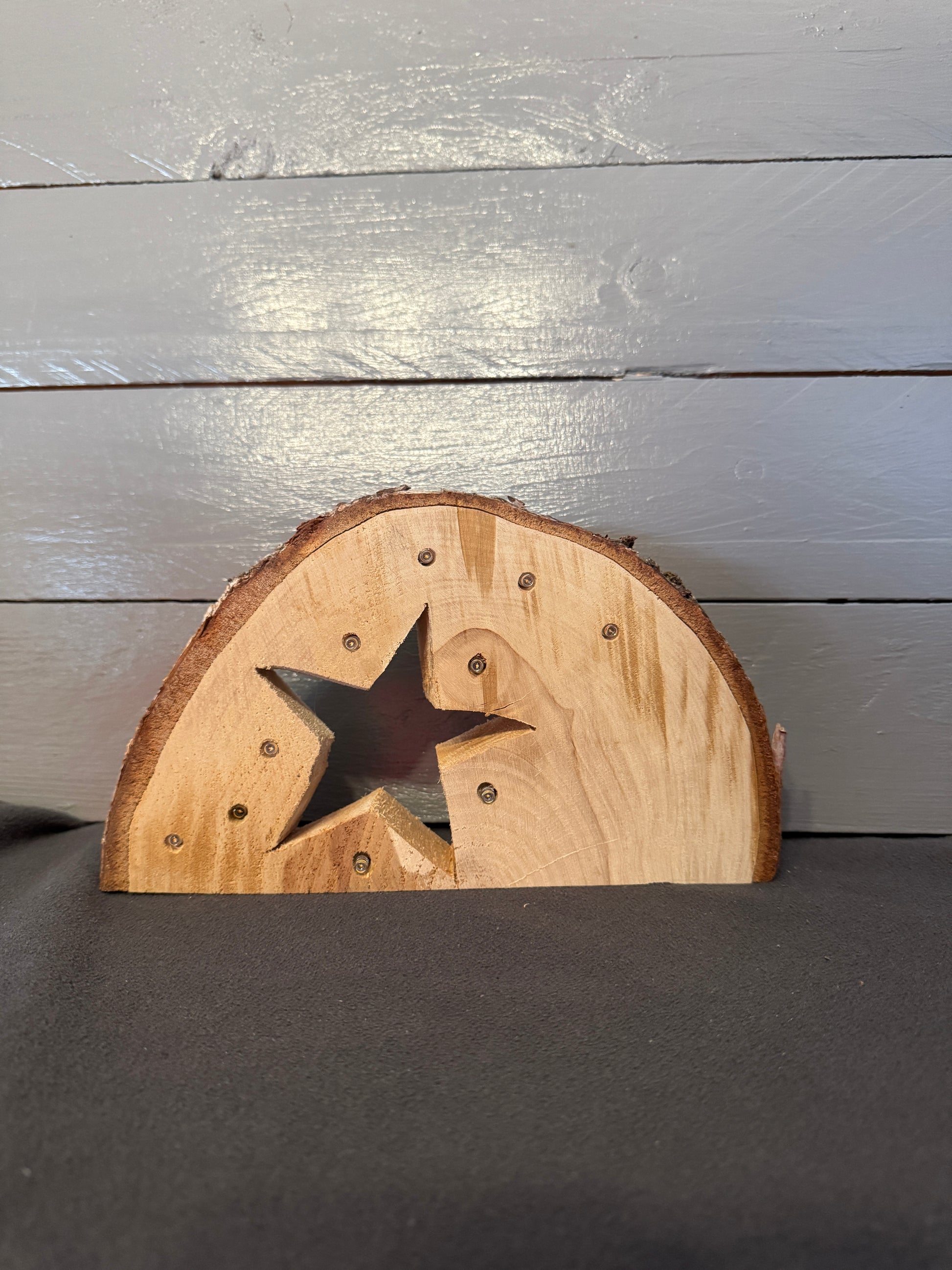 Erinnerungslicht aus Holz mit Stern und LED – personalisiert mit Geburts- und Sterbedatum