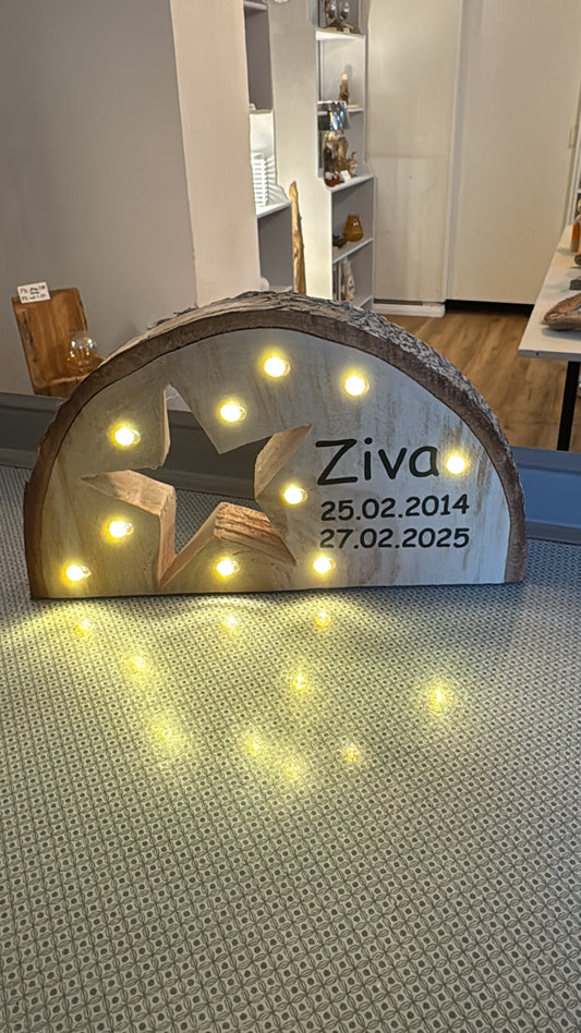 Handgefertigte Baumscheibe aus Holz mit ausgesägtem Stern und Timer-Lichterkette, personalisierbar mit Namen und Daten für ein verstorbenes Haustier.