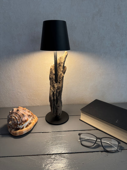 Treibholz Akku Lampe mit warmweißem Licht eingeschaltet