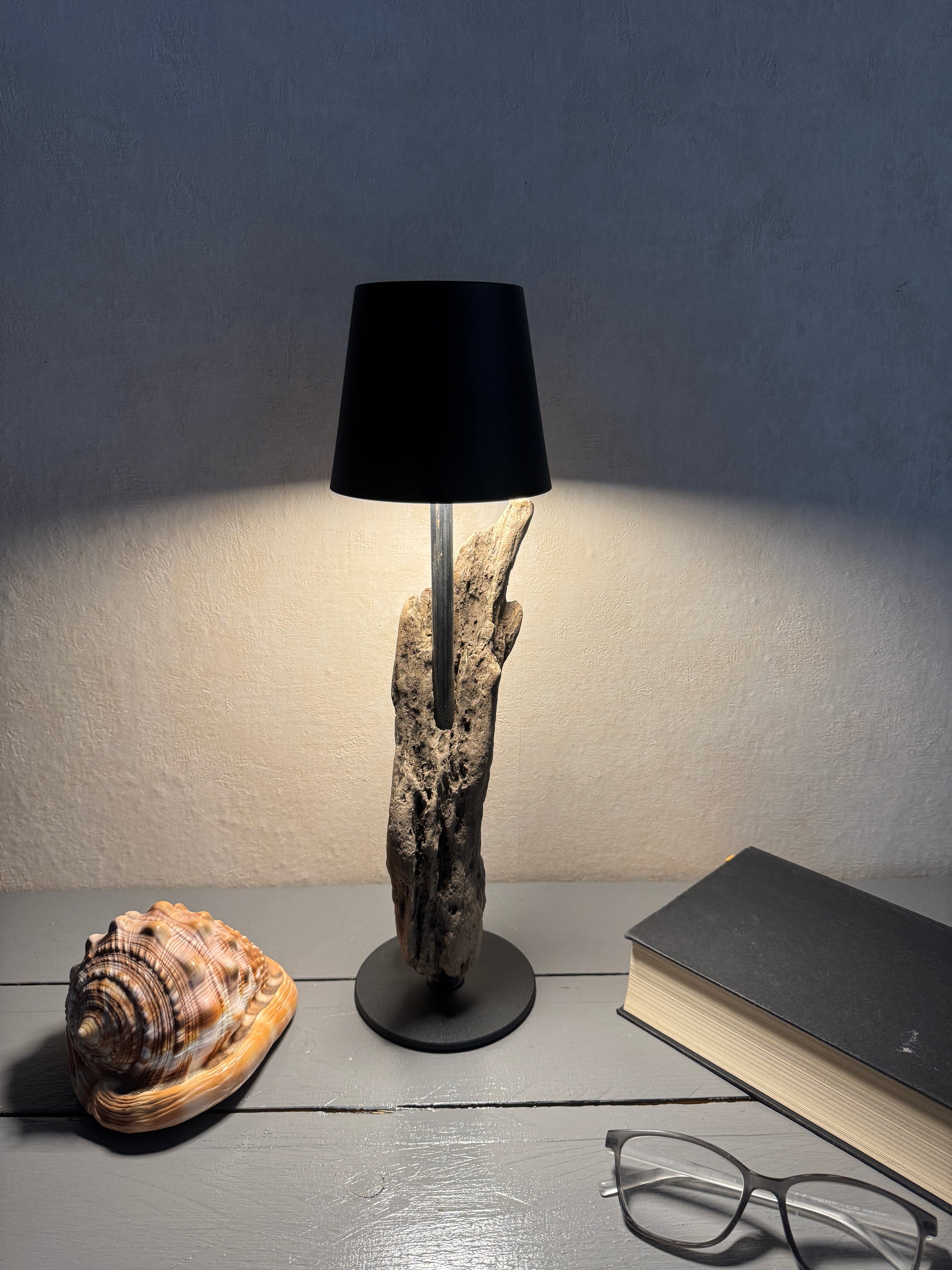 Kabellose Treibholz Tischlampe in gedimmter Lichtstufe