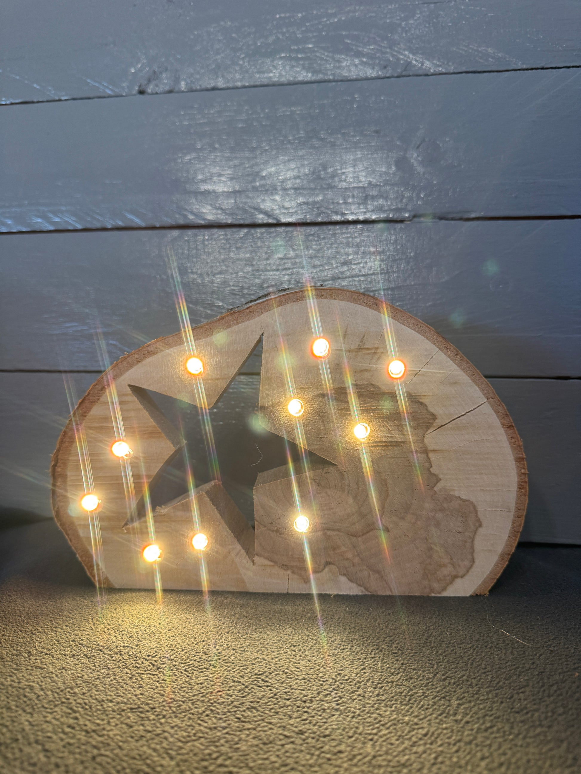 Detailansicht der Baumscheibe mit Sternmotiv und integrierter LED-Lichterkette