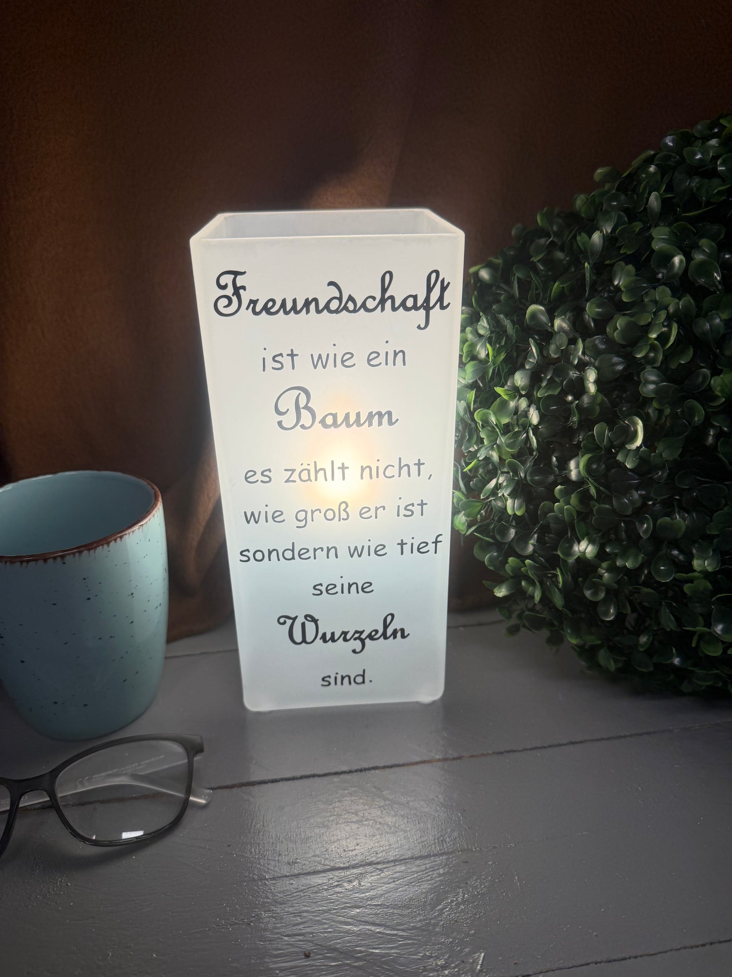 Personalisierte Glaslampe als Geschenk für die beste Freundin mit Freundschaftsspruch.