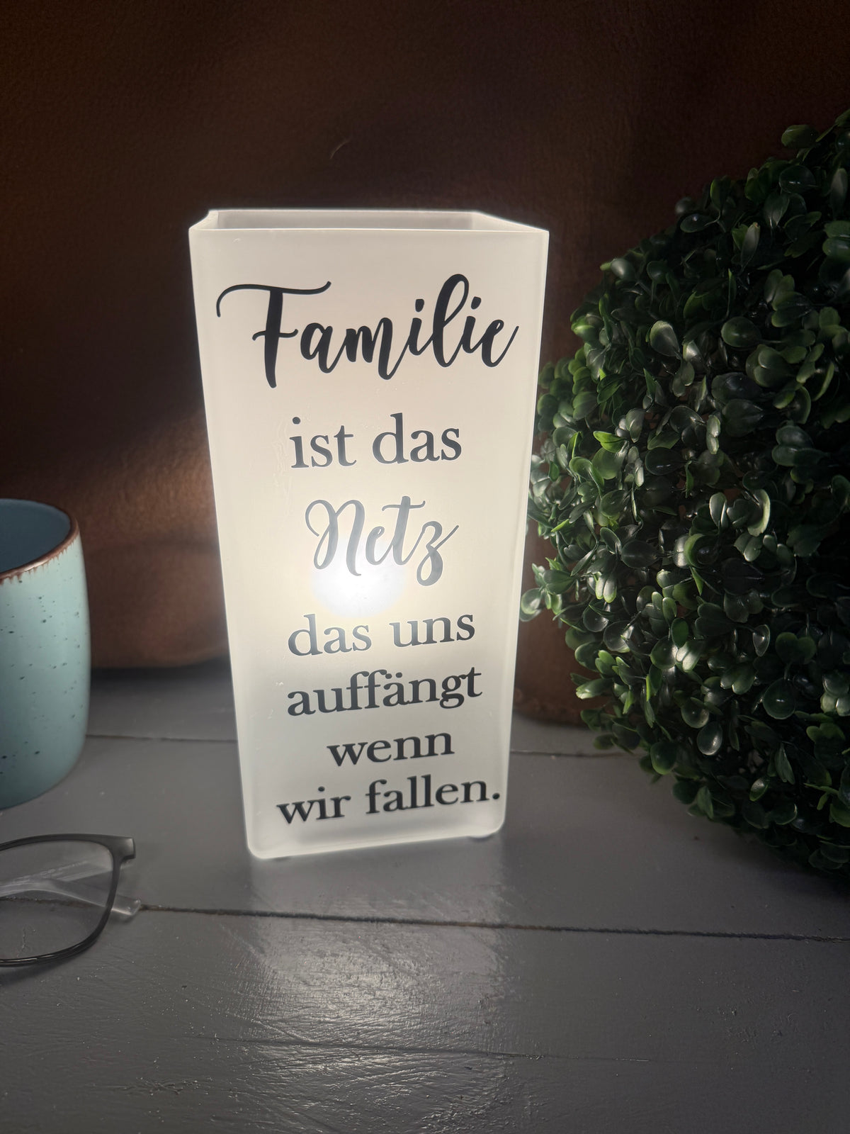 Personalisierte Glaslampe als Geschenk für die Familie mit liebevollem Familienspruch.