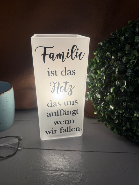 Personalisierte Glaslampe als Geschenk für die Familie mit liebevollem Familienspruch.