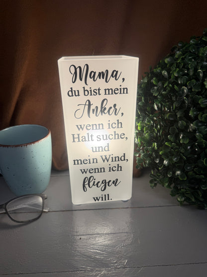 Personalisierte Glaslampe als Geschenk für Mama mit Spruch Anker und Wind.