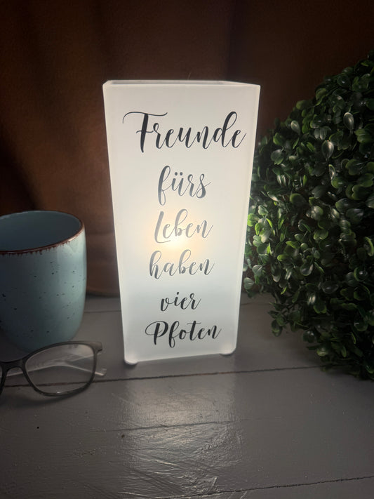 Personalisierte Glaslampe als Geschenk für Hundeliebhaber mit Vier-Pfoten-Spruch.