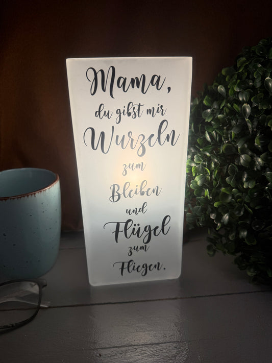 Personalisierte Glaslampe als Geschenk für Mama mit Wurzeln-und-Flügel-Spruch.