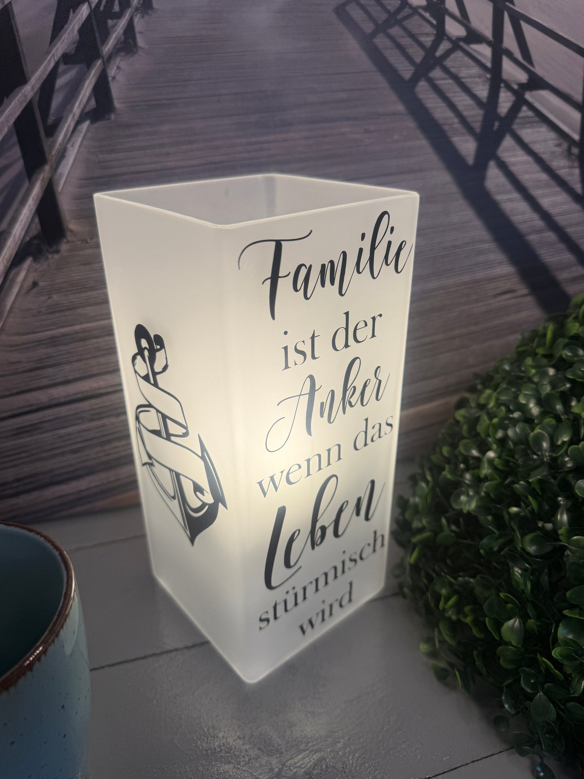 Beleuchtete Familienlampe mit Spruch Familie ist der Anker wenn das Leben stürmisch wird von der linken Seite