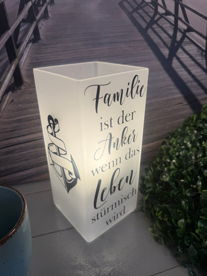 Beleuchtete Familienlampe mit Spruch Familie ist der Anker wenn das Leben stürmisch wird von der linken Seite