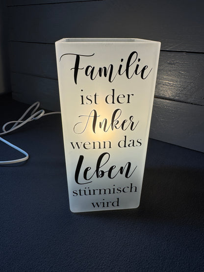 Glaslampe mit Familienspruch Familie ist der Anker