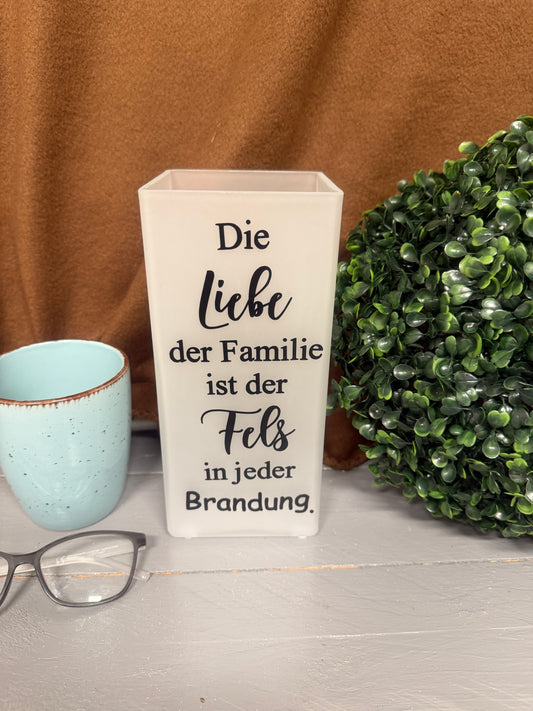 Glaslampe mit Spruch über Familie und Zusammenhalt in unbeleuchtetem Zustand.