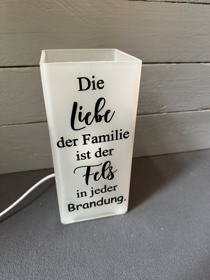 Beleuchtete Glaslampe mit Familienspruch als persönliche Geschenkidee.