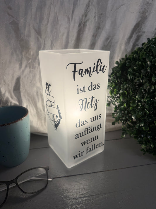 Beleuchtete Glaslampe mit Spruch Familie ist das Netz das uns auffängt.