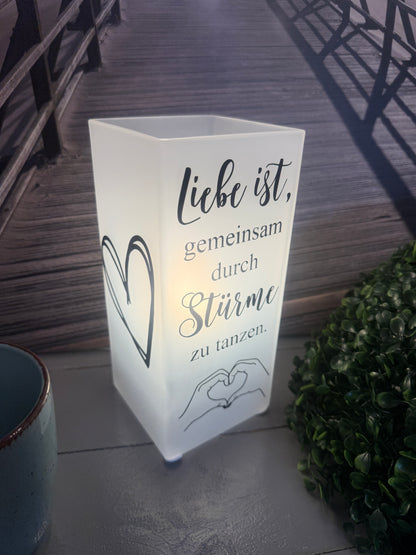 Beleuchtete Glaslampe mit Spruch Liebe ist gemeinsam durch Stürme zu tanzen von der linken Seite
