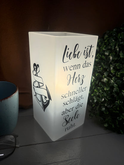 Beleuchtete Glaslampe zur Hochzeit mit Spruch über Liebe und Geborgenheit.