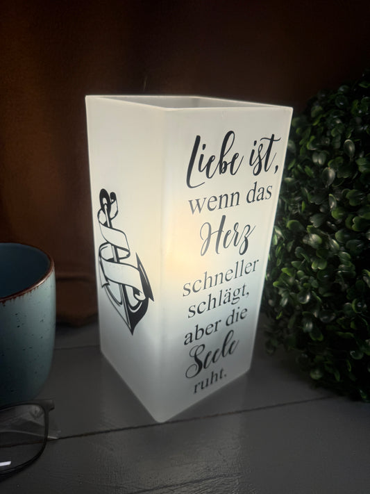 Beleuchtete Glaslampe zur Hochzeit mit Spruch über Liebe und Geborgenheit.