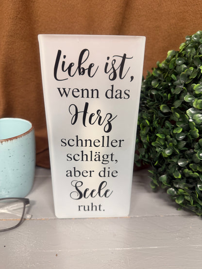 Glaslampe Liebe ist als personalisiertes Hochzeitsgeschenk unbeleuchtet.