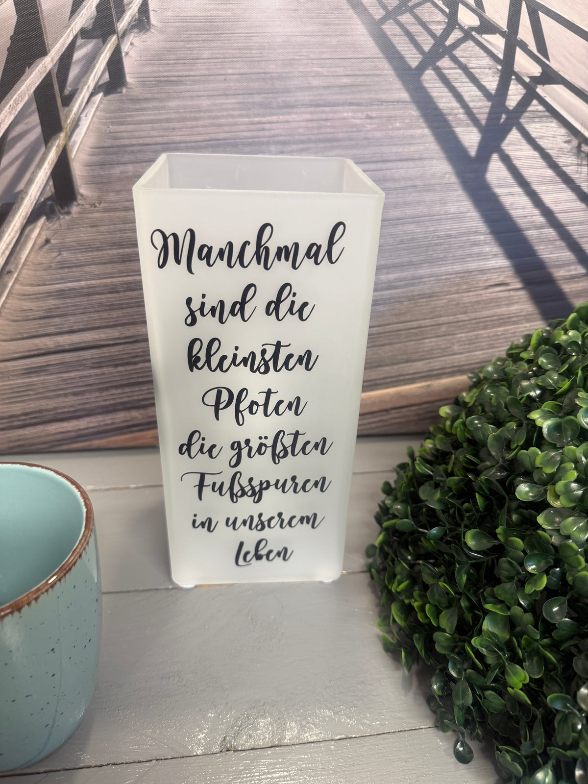 Glaslampe mit Spruch Manchmal sind die kleinsten Pfoten die größten Fußspuren im Leben von vorne ohne Beleuchtung