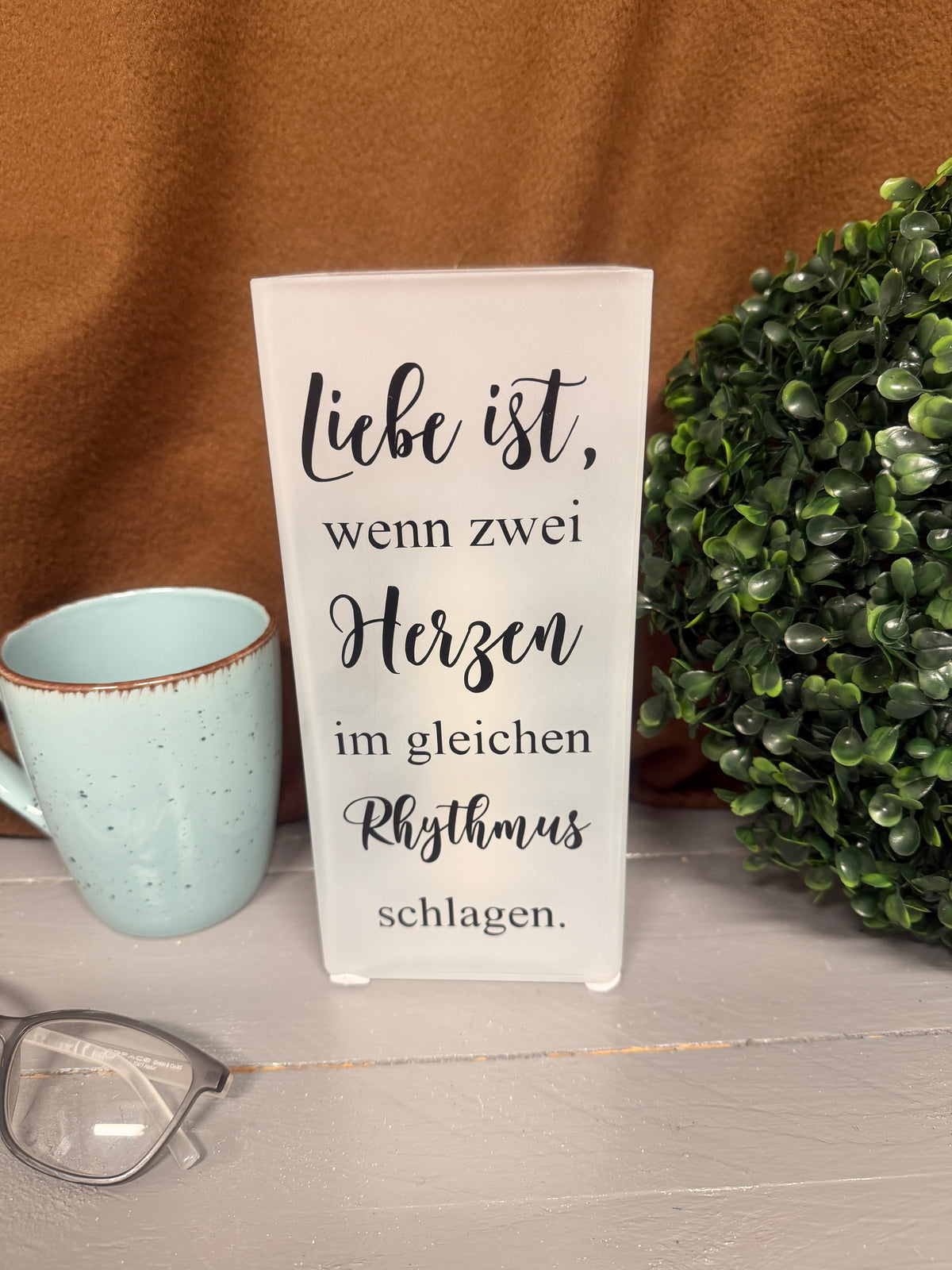 Liebe-ist-Glaslampe Zwei Herzen im gleichen Rhythmus unbeleuchtet.