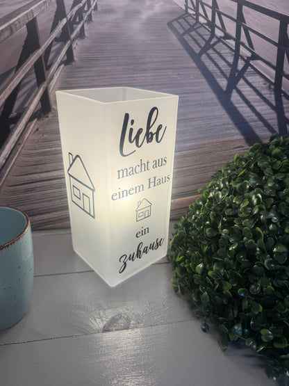 Beleuchtete Glaslampe mit Spruch Liebe macht aus einem Haus ein Zuhause von der linken Seite