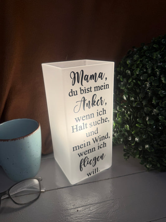 Beleuchtete Glaslampe für Mama mit warmweißem Licht und liebevollem Spruch.