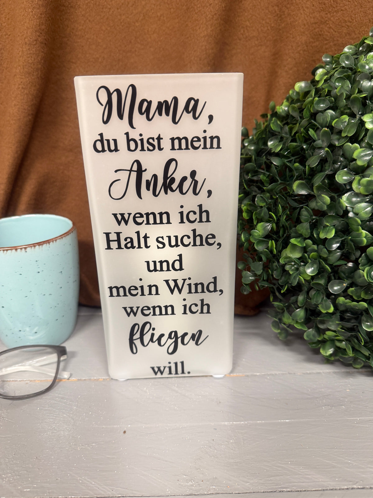 Glaslampe Mama Anker und Wind in unbeleuchtetem Zustand.