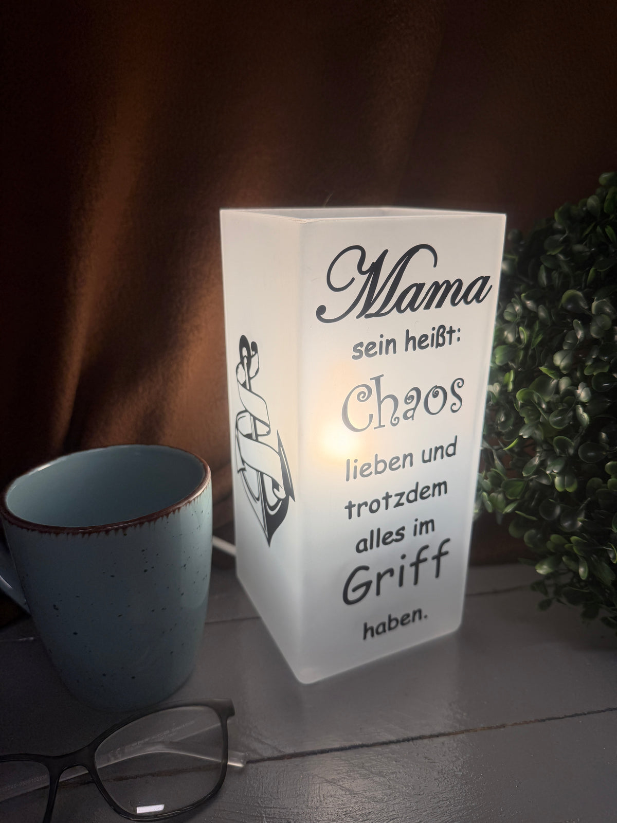 Beleuchtete Glaslampe Mama sein heißt mit humorvollem Mama-Spruch.