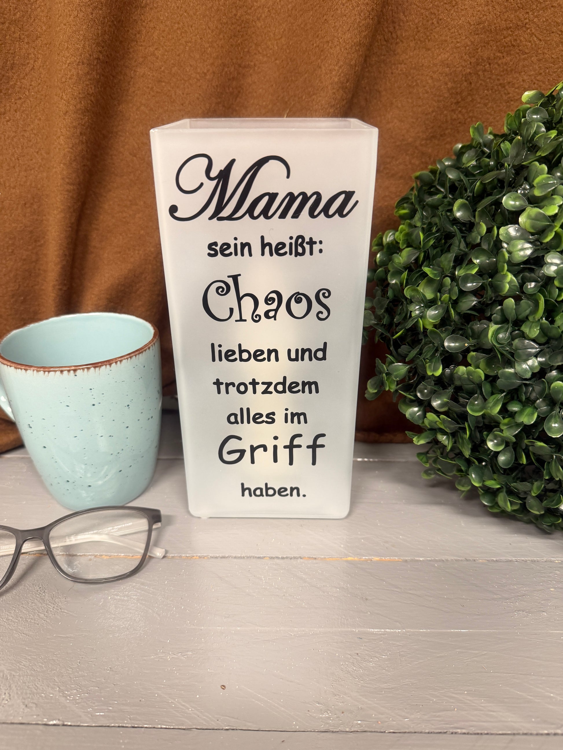 Glaslampe mit Spruch über Mama und Familienchaos unbeleuchtet.