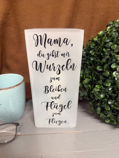Glaslampe für Mama mit Wurzeln-und-Flügel-Spruch unbeleuchtet.