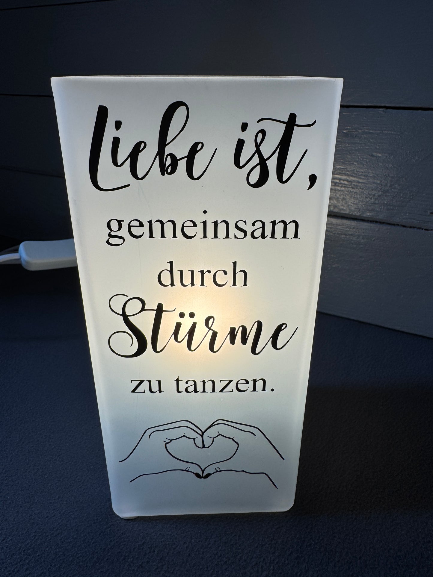 Glaslampe mit Spruch „Gemeinsam durch Stürme zu tanzen“ als Hochzeitsgeschenk