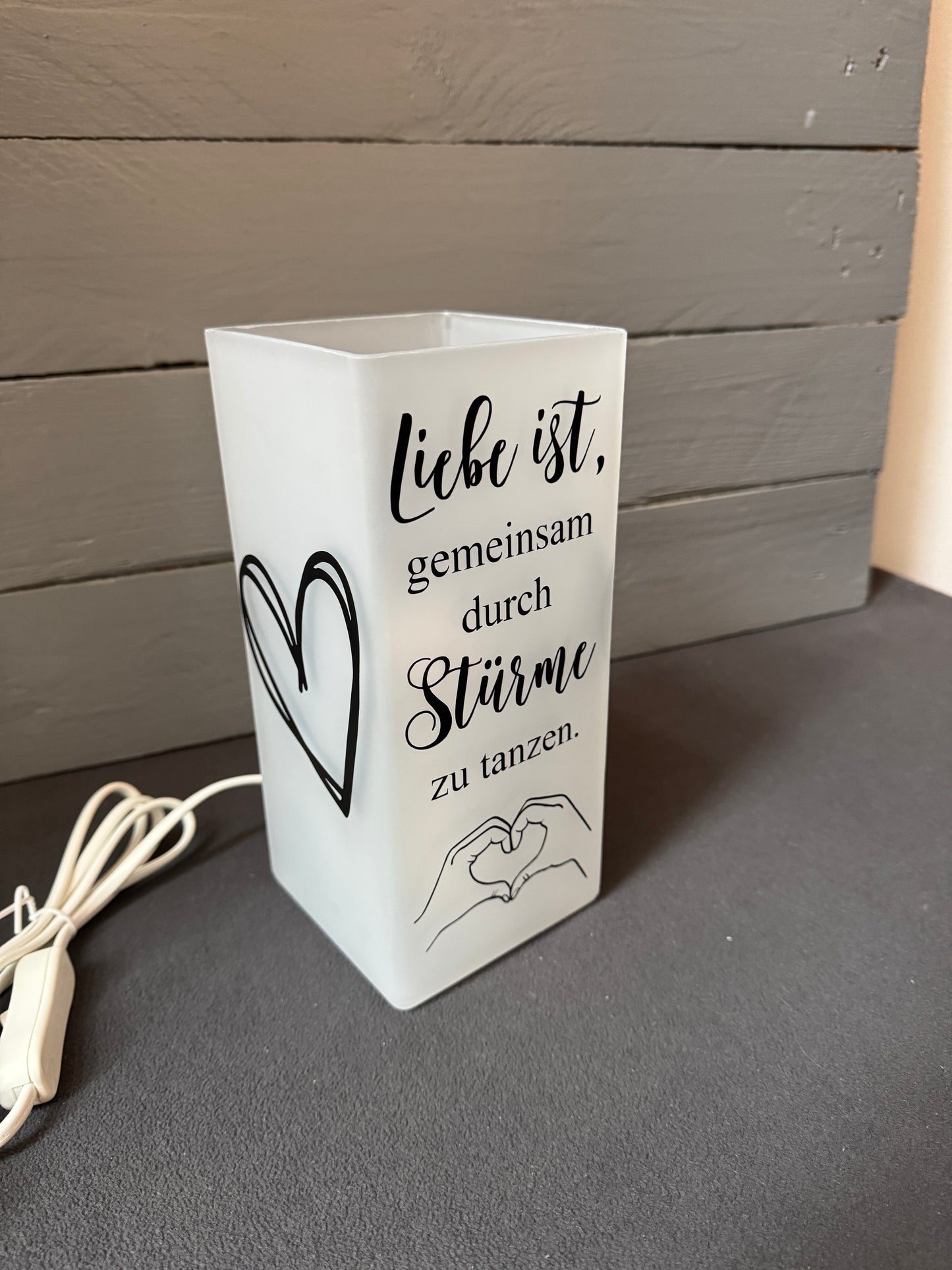 Romantische Glaslampe als Hochzeitsgeschenk mit warmem Licht im Wohnzimmer