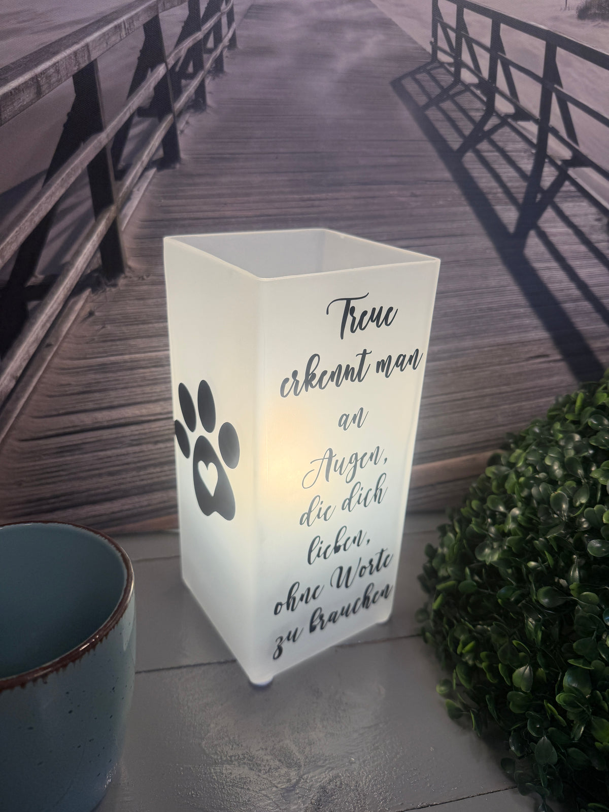 Beleuchtete Tierlampe mit Spruch über Treue und die besondere Verbindung zum Vierbeiner von der linken Seite