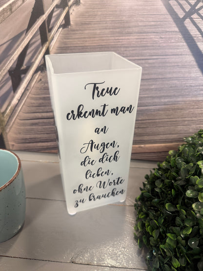 Glaslampe mit Spruch Treue erkennt man an Augen die dich lieben ohne Worte zu brauchen von vorne