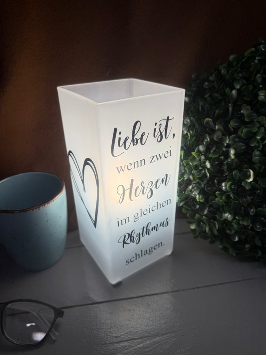 Beleuchtete Glaslampe mit Spruch Liebe ist wenn zwei Herzen im gleichen Rhythmus schlagen.