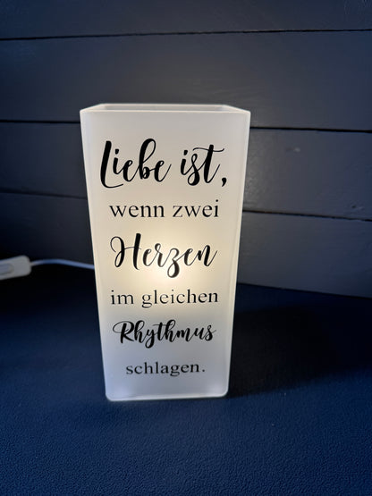 Glaslampe mit Spruch „Zwei Herzen im gleichen Rhythmus“ als personalisiertes Hochzeitsgeschenk